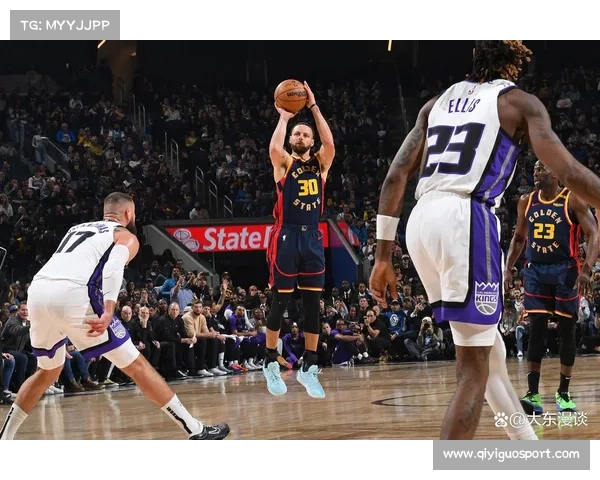 库里超远三分命中，主场观众起立鼓掌