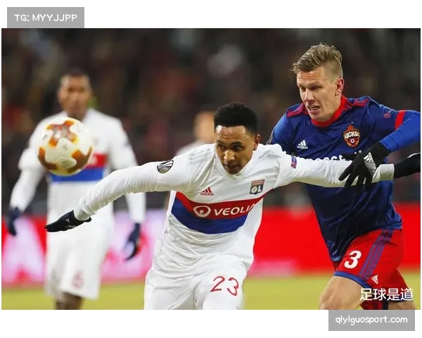 特写：终场哨响，提前降级的昂热队球员茫然站立在球场中央